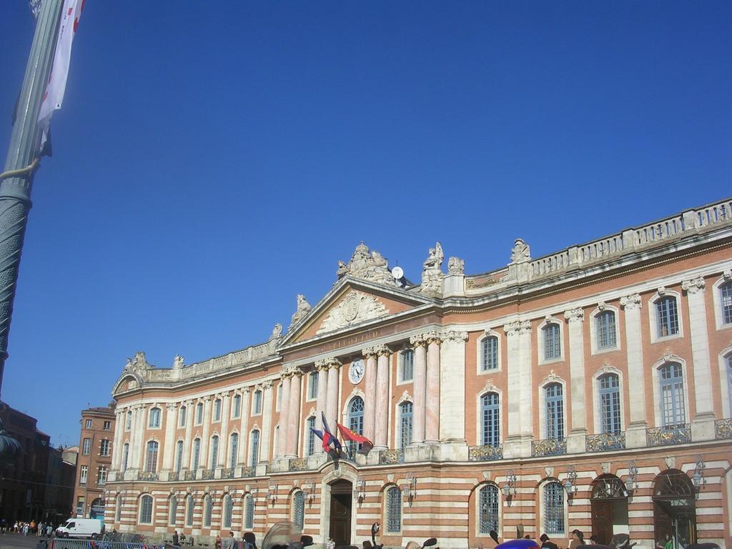 Hotel Ours Blanc - Place Victor Hugo 2*