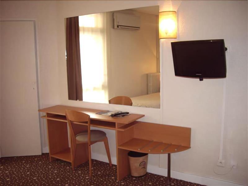 Hotel Ours Blanc - Place Victor Hugo 2*
