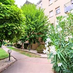 Le Montmorency - Free Parking - Airbus - Netflix
