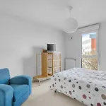 Beautiful And Spacious Apt At 19 Min From Downtown
