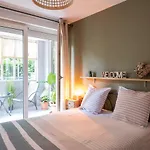 Ideal Couple Jacuzzi Et Jolie Cour Interieure