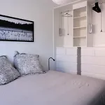 Two Bedrooms Modern Apartment Close To Tram