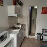 Chambre Meublee Independante, Avec Piscine Et Jardin, 1 Lit Pour 2 Personnes Direct Gare Aeroport
