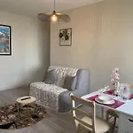 Logement Entier Spacieux/Lumineux/Parking Prive