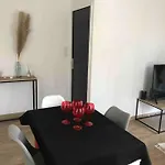 Appartement Proche Metro Et Commerces