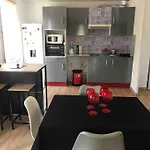 Appartement Proche Metro Et Commerces