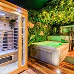 Jungle Love Room