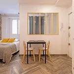 Grand Studio Avec Espace De Travail