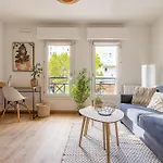 Bright And Charming Studio Next To The Tram