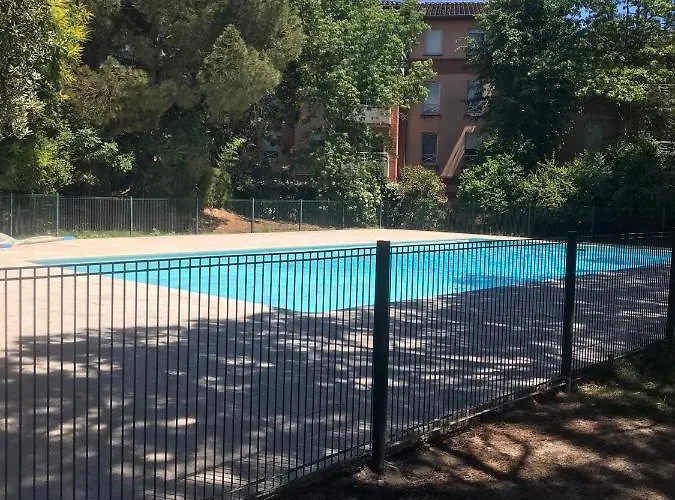 T2 climatisé jardin&court de tennis/piscine /parking/fibre