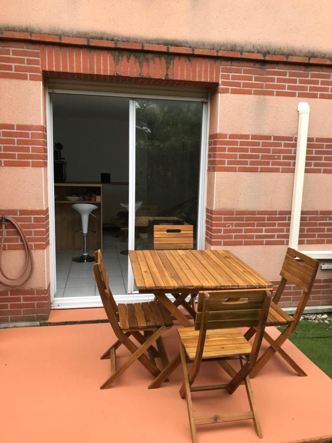 T2 Climatisé Jardin&court De Tennis/piscine /parking/fibre