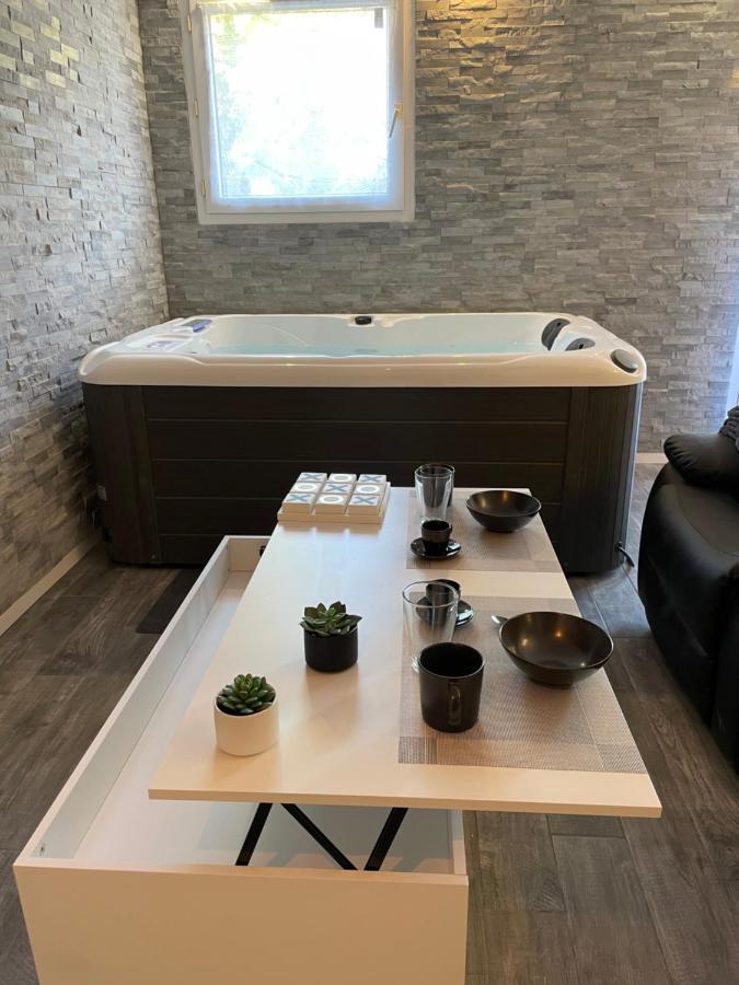 Apartment T2 Renove, Jaccuzi, Sauna, Sieges Massants, Jardin, Parking, Metro