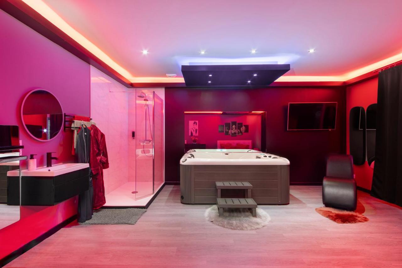 Apartment Secret Night *