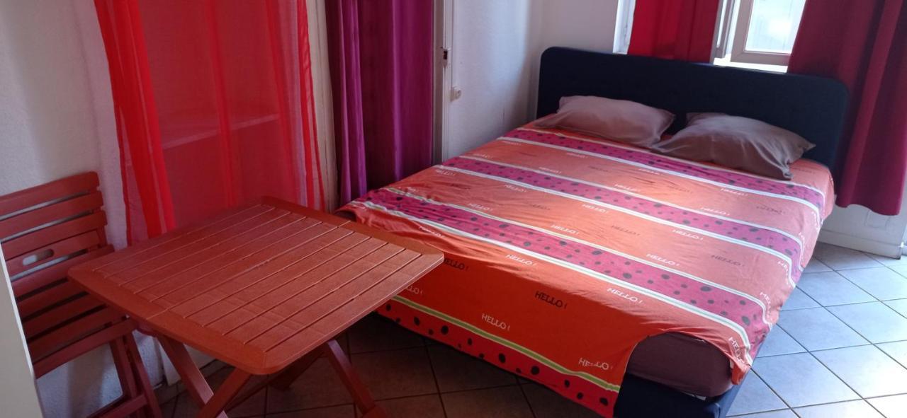 Meublée Indépendante, Avec Piscine, Pour 2 Personnes *