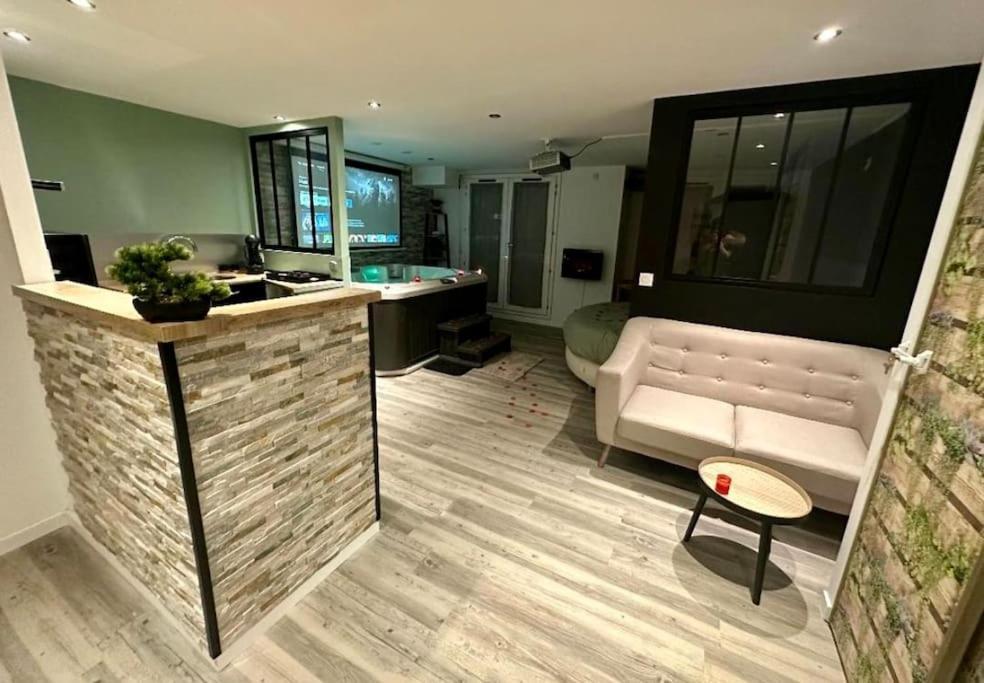 Room/jacuzzi *