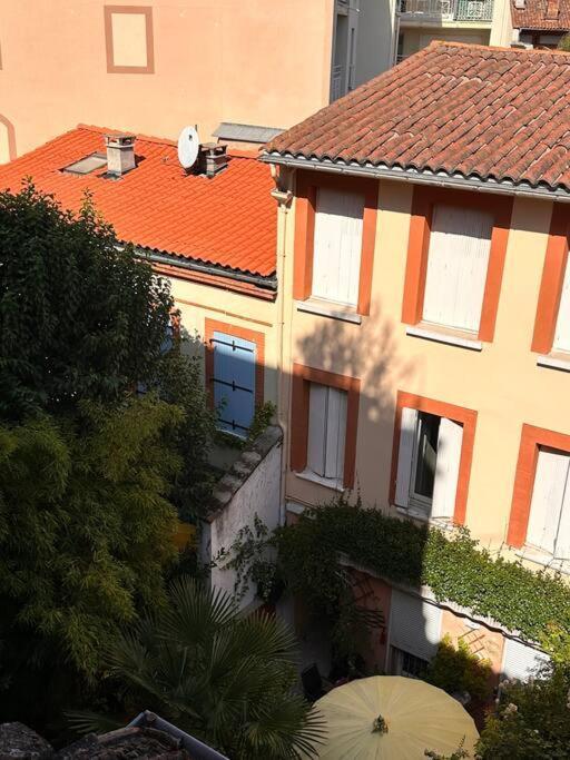 Your Getaway In Center Apartment