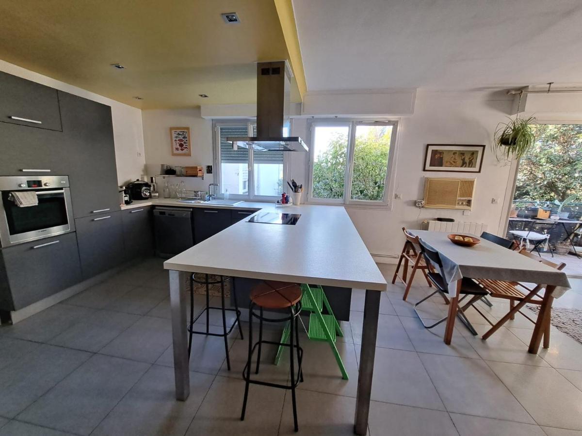 Proche Gare Jardin Et Piscine. Appartement *