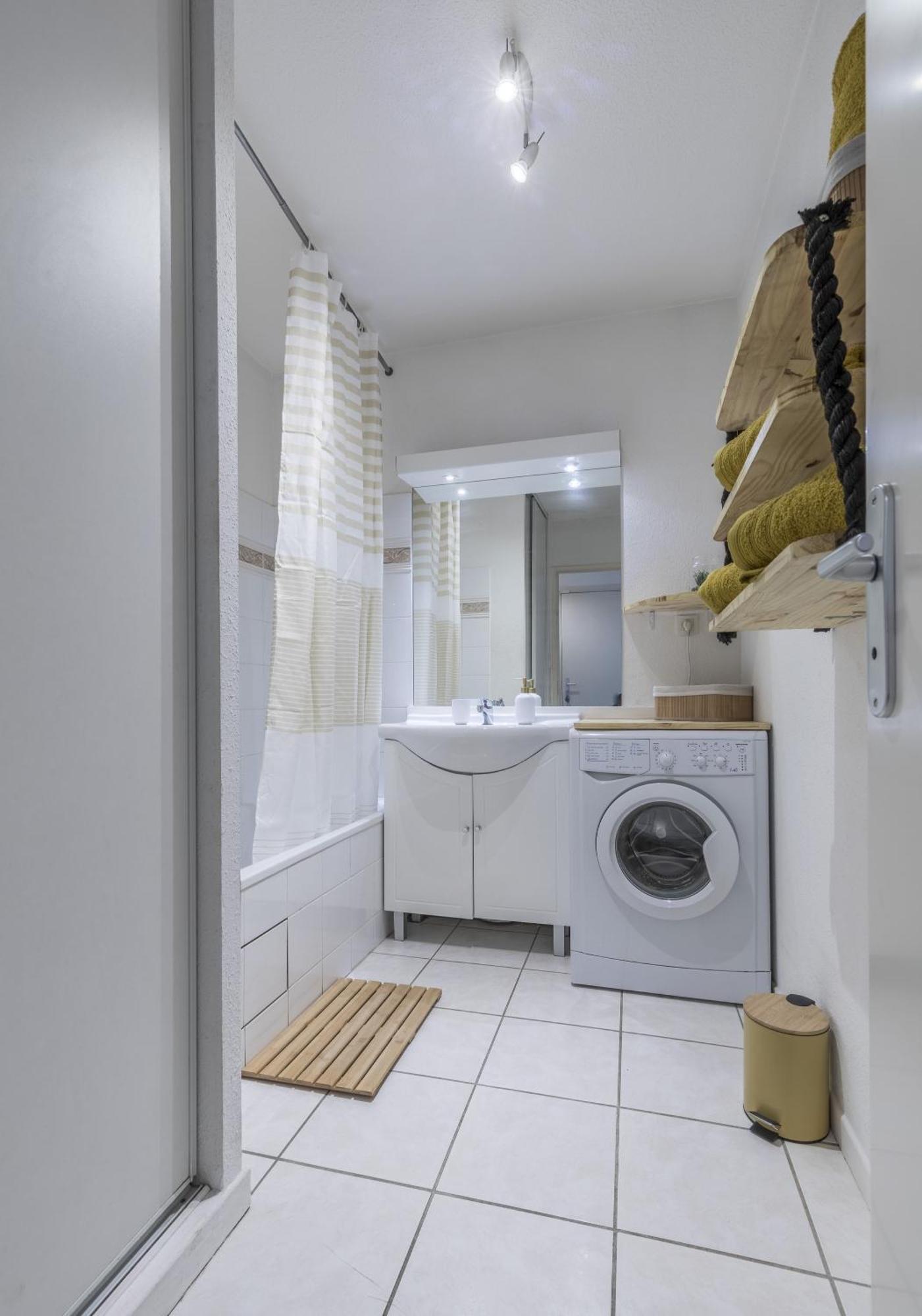 Spacieux Proche Aeroport Et Airbus Apartment *