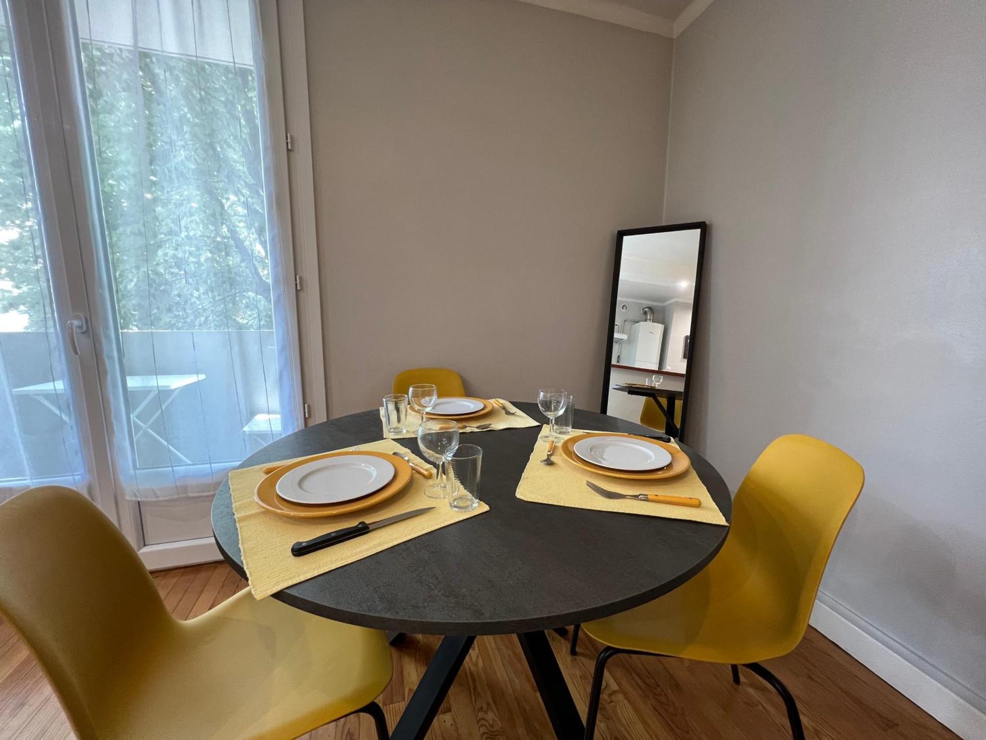 Appartement Paisible T3 Proche Metro, Wi-fi & Terrasse Privee