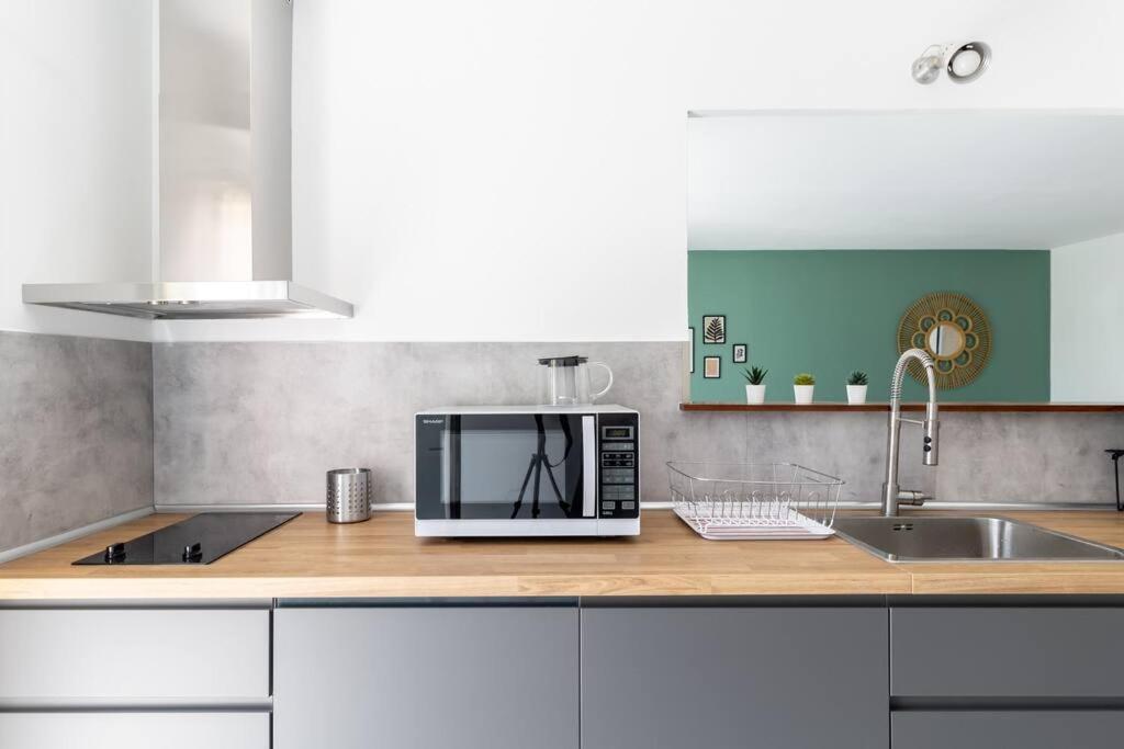 Beautiful With Terrace + Private Parking *