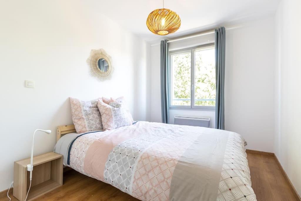 Beautiful With Terrace + Private Parking Apartment