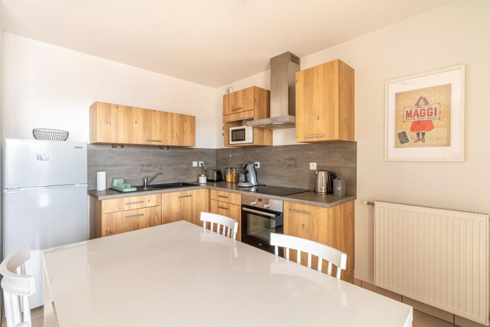 T2 With A Large Furnished Balcony In Appartement