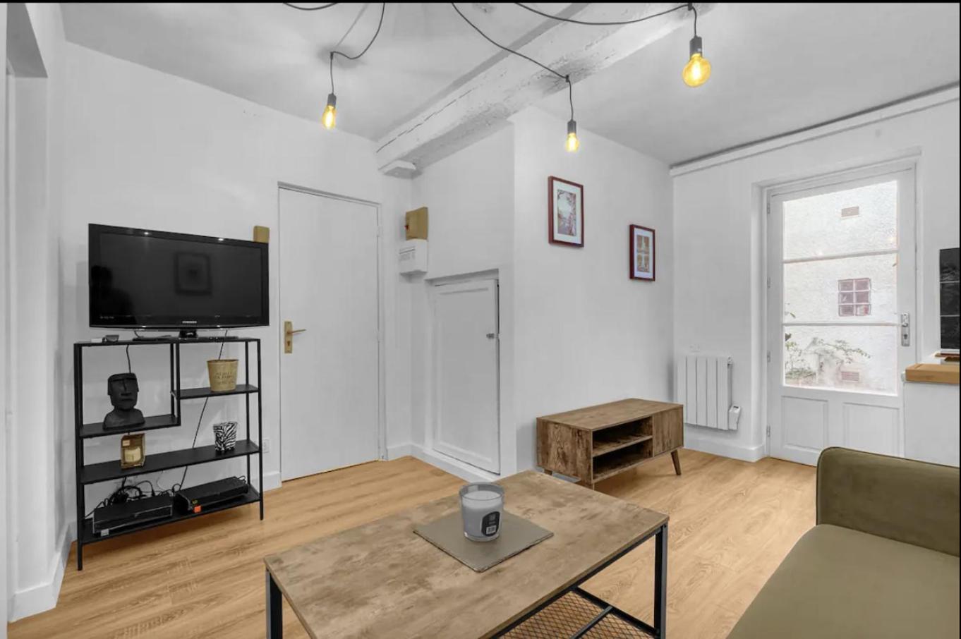 Grand Deux Pieces - Proche Metro - Terrasse Apartment *