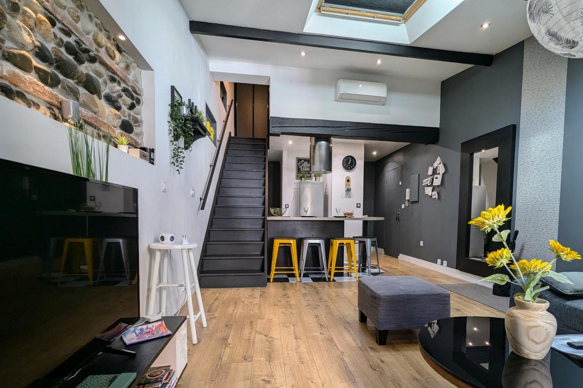 Grand Duplex - Parking Prive - Centre - Calme Apartment