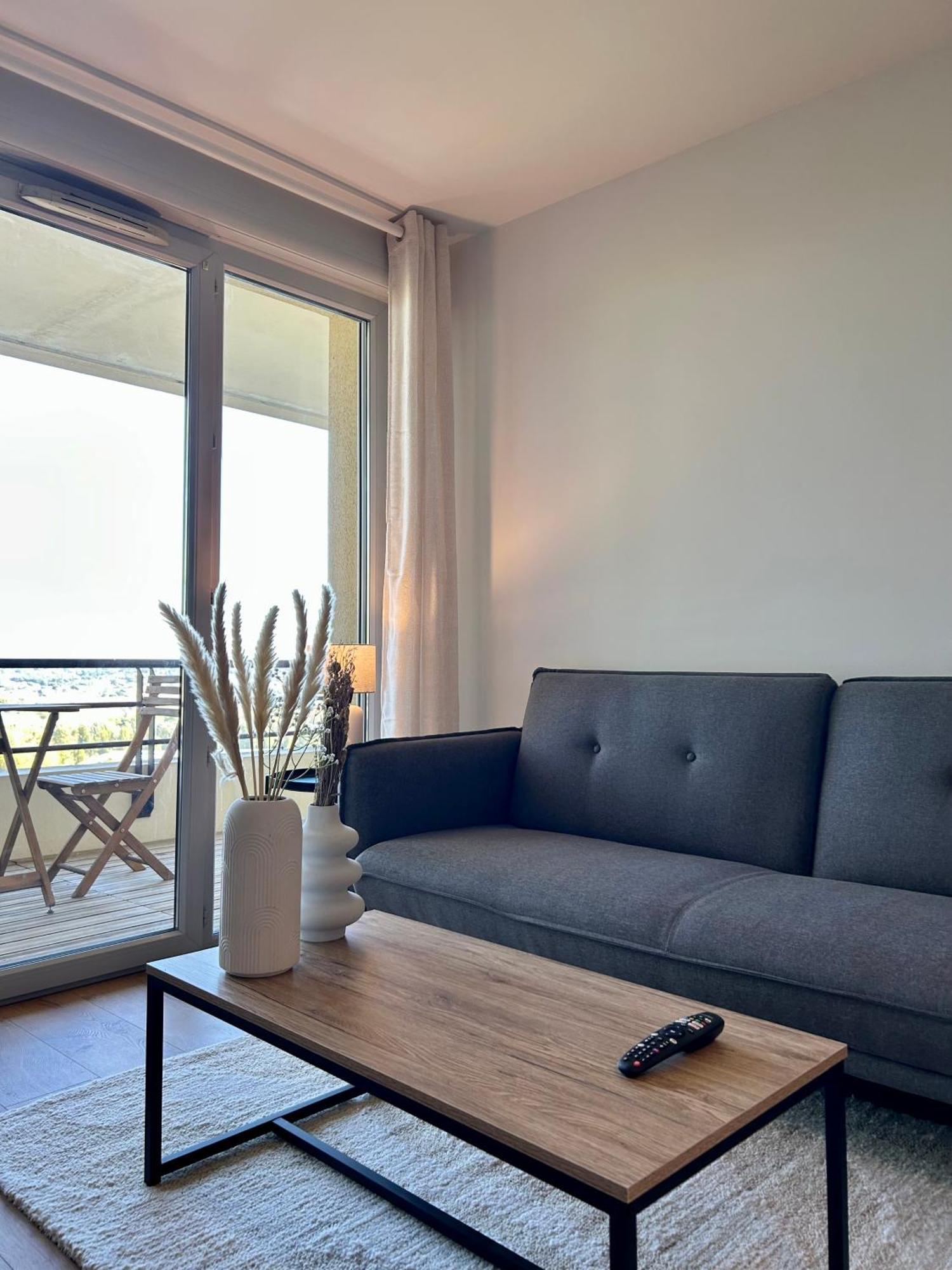 Le Balcon De Jeanne - T2 - Parking - Clim - Terrasse Appartement *