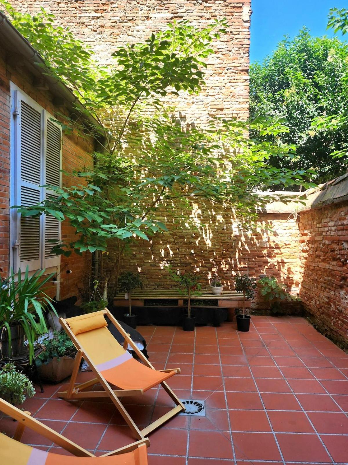 Zen Rustic & Private Backyard Center *