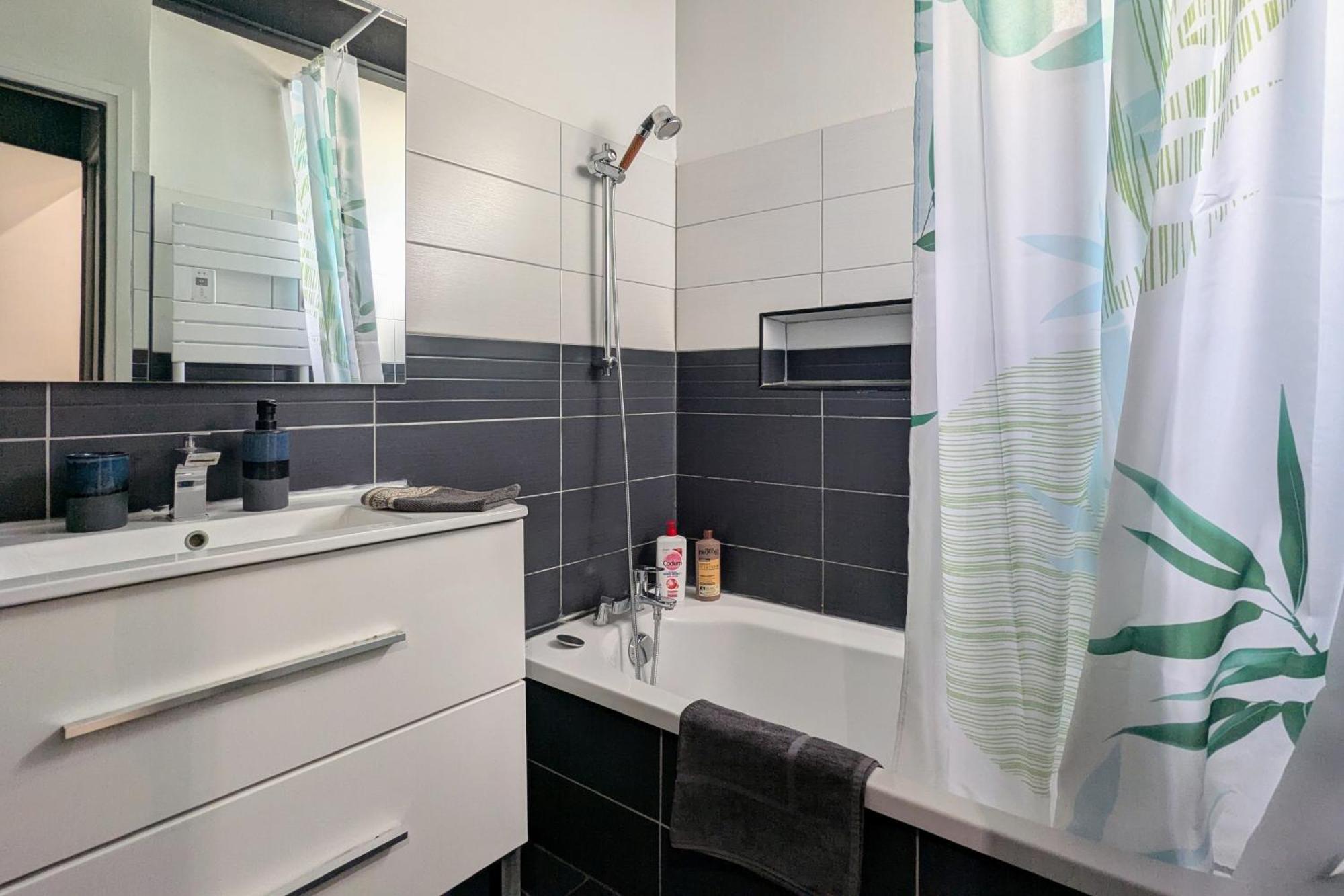Grand Duplex - Parking Prive - Centre - Calme Apartment