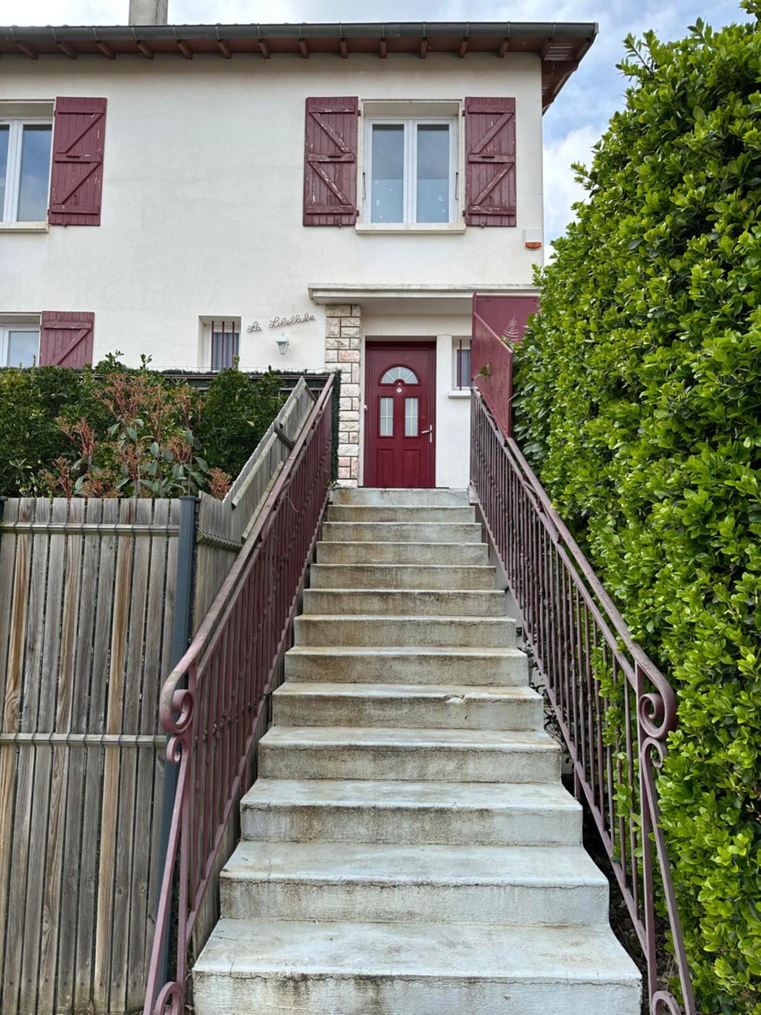 La Libellule 5 2 Sdb 2 Wc Grand Jardin Et Parking Prive