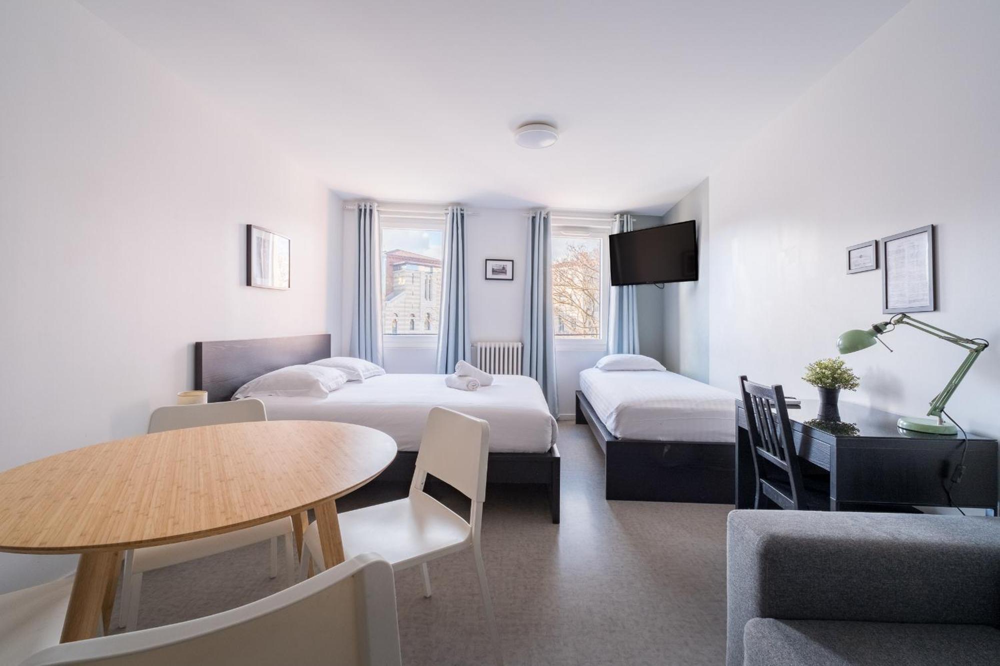 Blue Light - Jolie Sur Les Ramblas Aparthotel