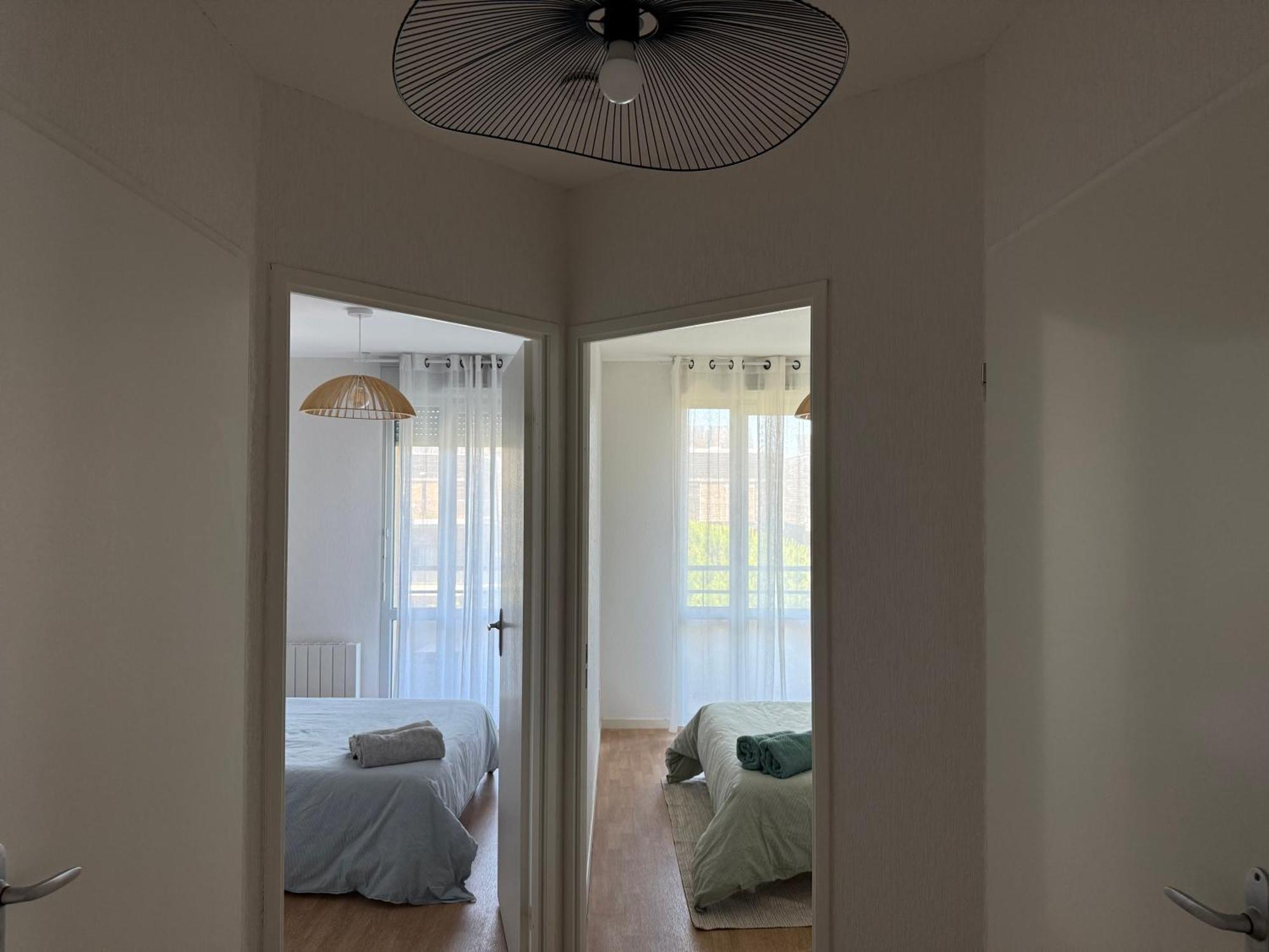 Grand T4 Lumineux Avec Balcon Traversant - 3 Chambres, Vue Degagee - Parking Privee - Metro 5 Min - Proche Centre *