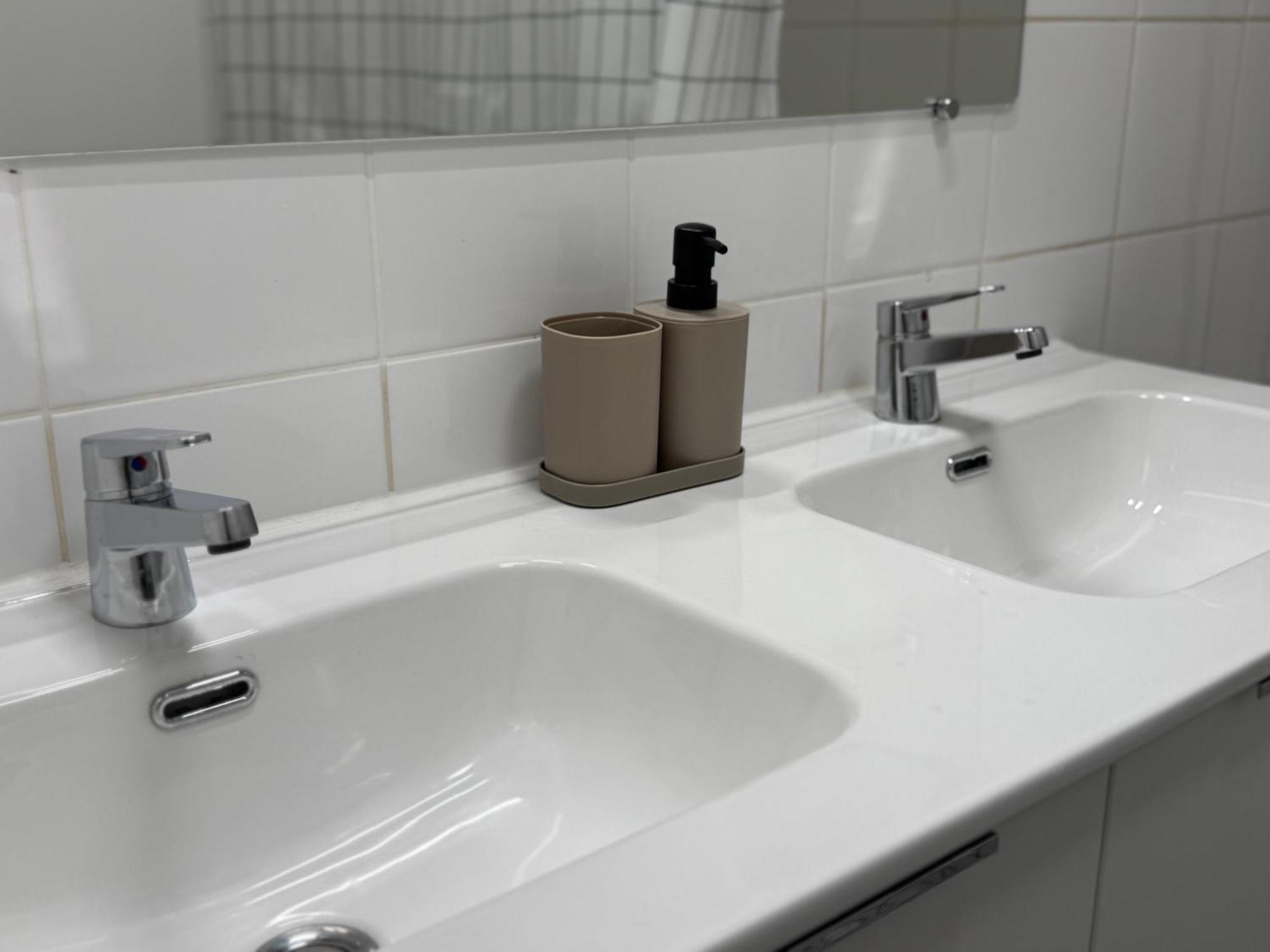 Grand T4 Lumineux Avec Balcon Traversant - 3 Chambres, Vue Degagee - Parking Privee - Metro 5 Min - Proche Centre