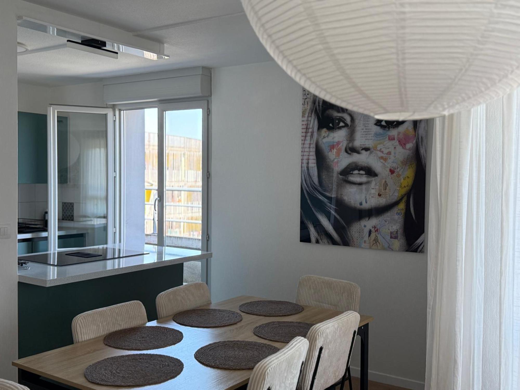 Grand T4 Lumineux Avec Balcon Traversant - 3 Chambres, Vue Degagee - Parking Privee - Metro 5 Min - Proche Centre