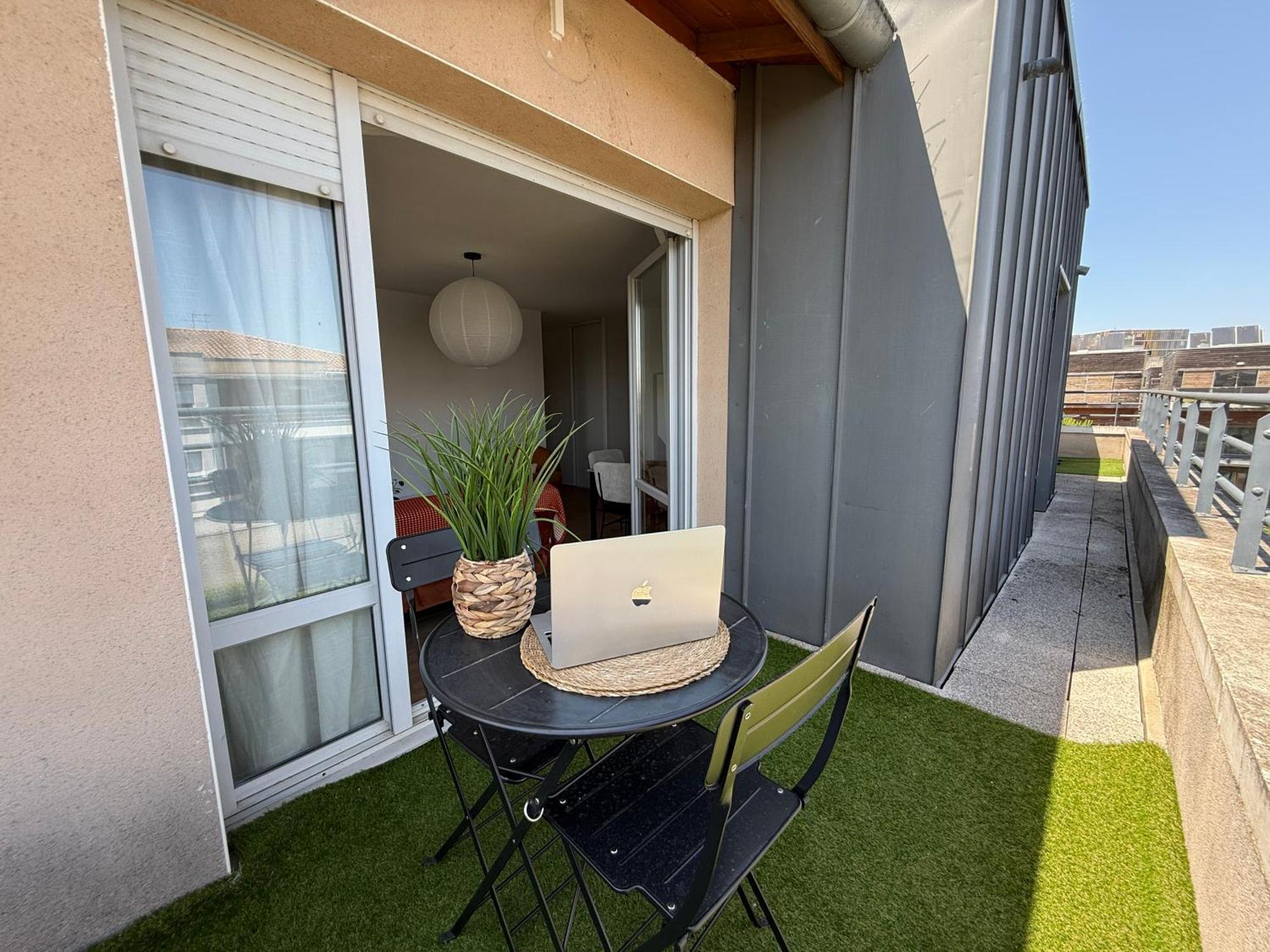 Grand T4 Lumineux Avec Balcon Traversant - 3 Chambres, Vue Degagee - Parking Privee - Metro 5 Min - Proche Centre *