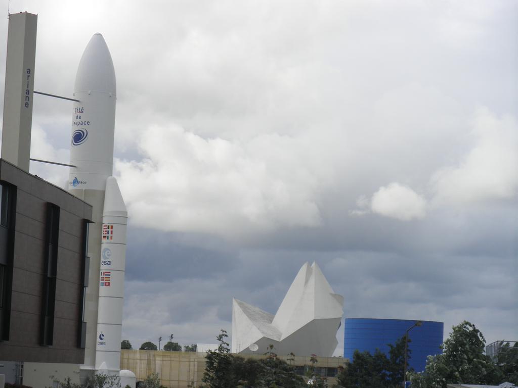 Hotel Cité De L'espace Mouchotte 2*