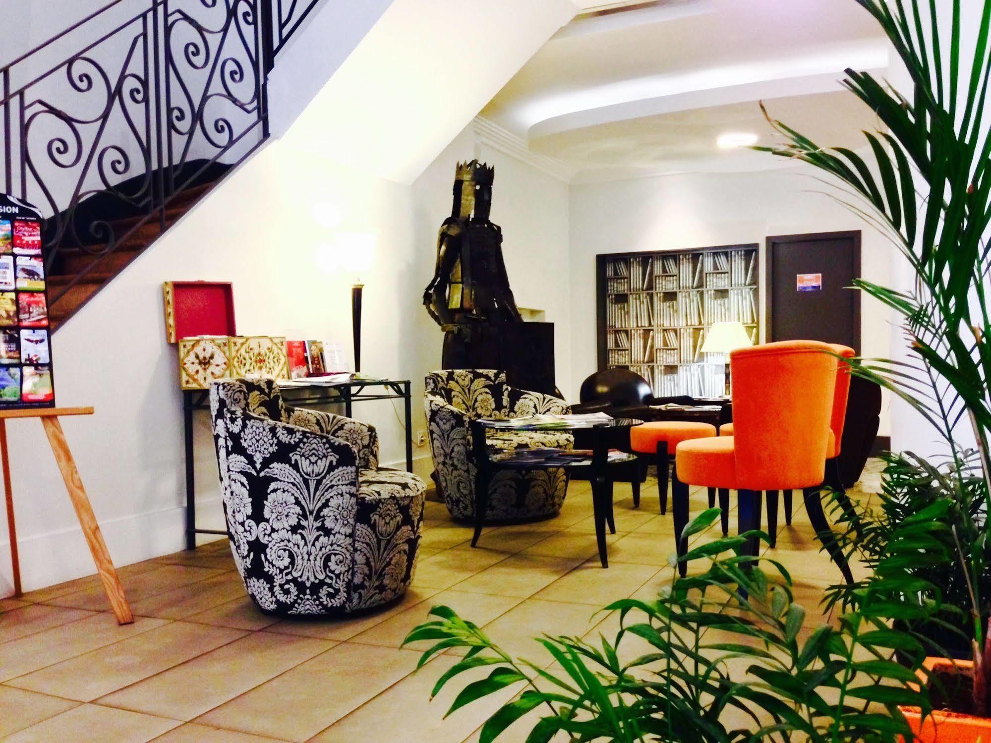 Raymond 4 Hotel