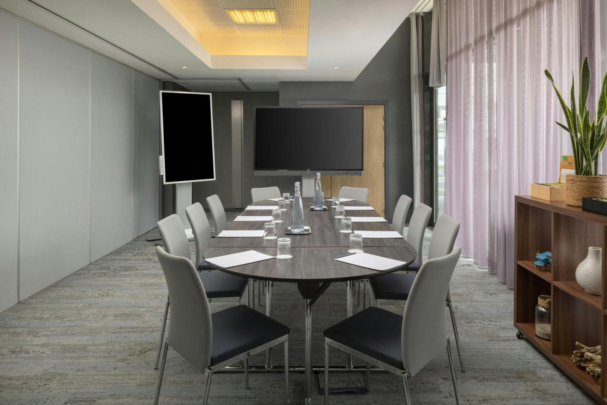 Hotel Courtyard By Marriott Airport 4*