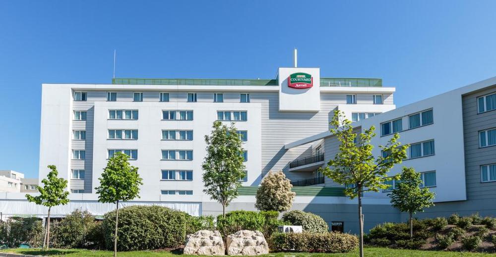 Courtyard By Marriott Airport