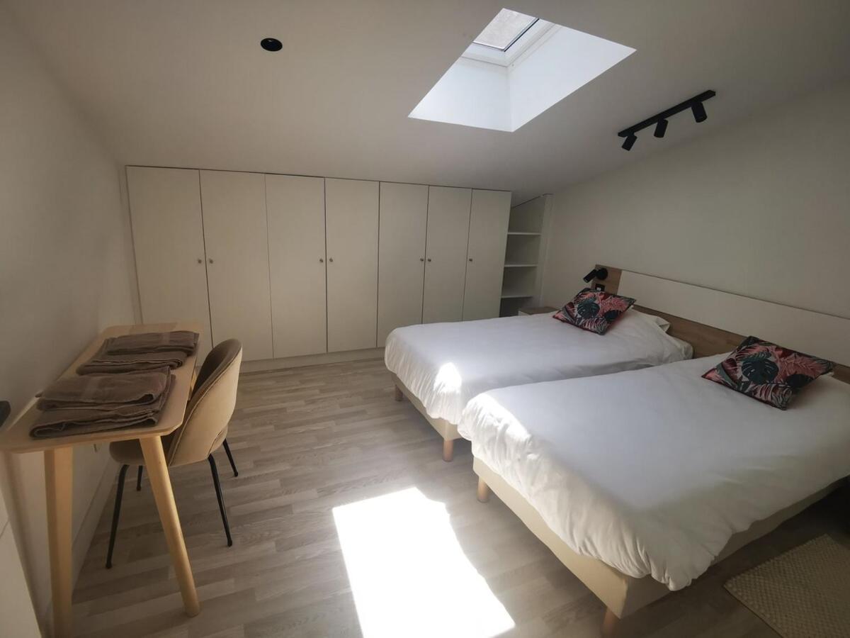 Toulouse, Bourse And Comfortable Family *